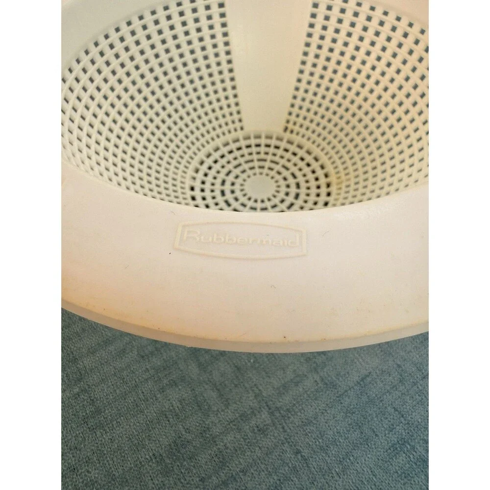Vintage Rubbermaid 1 Qt Colander Strainer #2932 White w/Handle